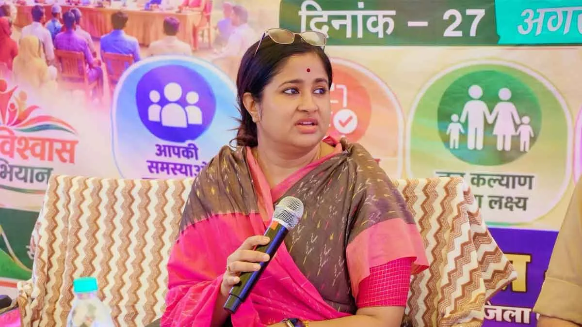 Neha-Meena-Seoni-Collector Seoni district administration reaches the village through the 'Jan-Vishwas' (Public Trust) camp: Villagers' grievances heard, youth receive a message on entrepreneurship.