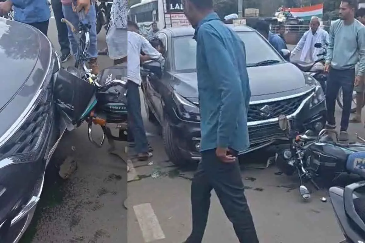 Seoni-Netrapal सिवनी के नेत्रपाल पेट्रोल पंप के सामने कार और बाइक की जोरदार टक्कर का दृश्य।
