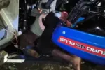 घंसौर के जाम गांव के पास ट्रैक्टर पलटने के बाद रेस्क्यू करते पुलिस और ग्रामीण।